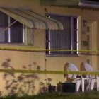 En el patio de la casa de la pareja hallaron una tumba improvisada.