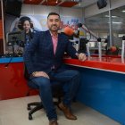 Le encanta seguir las tendencias de la moda al vestir.