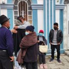 Parientes de la joven asesinada esperaban que se haga el examen legal en la morgue de Riobamba.