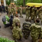 La iglesia ortodoxa de San Pablo y San Pedro de esta localidad cercana a Leópolis acogió el funeral por Bohdan Laroz, de 41 años, que como muchos de los varones que residen en esta población, de unos 31.000 habitantes, había sido llamado a las filas del Ejército ucraniano tras la invasión rusa.