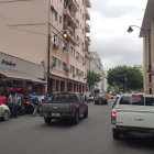 Quienes estaban por la zona se agruparon asustados a ver qué ocurría.