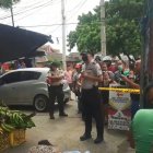 La escena del crimen se hicieron presentes la Policía y muchos curiosos.