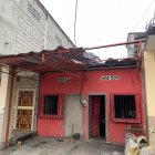 En el portal de esta casa se encontraba parqueado el vehículo donde se colocó el aparato explosivo aún no identificado.