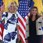 La primera dama de los Estados Unidos, Jill Biden (i), posa junto a la primera dama de Ecuador, María de Lourdes Alcívar (d), hoy, en el Palacio de Carondelet, en Quito (Ecuador). Jill Biden comienza en Ecuador su gira por Latinoamérica que también la llevará a Panamá y Costa Rica, con una jornada centrada en Quito, donde visitará una iniciativa de combate de la desnutrición infantil y una escuela para adolescentes que previamente habían abandonado los estudios. EFE/ José Jácome