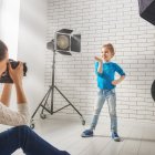 El niño debe estar enterado de las fotografías.