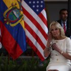 La primera dama de EE.UU, Jill Biden, participa hoy en un acto junto a su similar ecuatoriana, María de Lourdes Alcívar (fuera de foco), en Quito (Ecuador). Las primeras damas de Estados Unidos, Jill Biden, y de Ecuador, María de Lourdes Alcívar, conversaron este jueves en Quito sobre educación, la pandemia de la covid-19, las familias y la importancia de la democracia en ambos países. EFE/ José Jácome