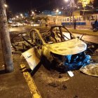 Uno de los  vehículos que explotó tenía un tanque de gas en el interior.