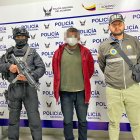 Policias escoltan al sospechoso de atentar contra el pudor de decenas de adoslecentes.