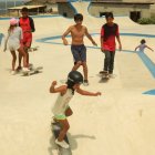 Niños de todas las edades no solo disfrutan de la playa, ahora demuestran sus habilidades sobre las patinetas en este nuevo parque.