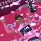 A menos de diez etapas de finalizar la competencia, Carapaz es el favorito para ganar.