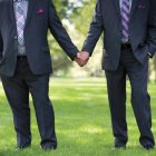 La pareja habría estado bailando en el reconocido bar cuando fueron sacados por empleados del sitio.