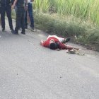 El cuerpo quedó tendido en la calzada y los trámites dieron aviso a las autoridades.