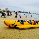 Los pocos turistas que llegaron a Salinas disfrutaron al máximo.