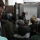 Familiares y miembros de la agrupación querían ver el cadáver antes de que lo trasladaran a la morgue.