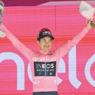 Richard Carapaz y su felicidad tras mantener la maglia rosa al finalizar la segunda semana de competencia del Giro de Italia.