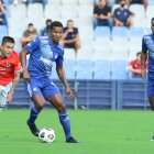 Romario Caicedo (izda.) no gravitó en el juego eléctrico. Emelec perdió 1-0 ante Católica.