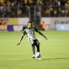 Byron Castillo jugó todo el primer tiempo del duelo entre Aucas y Barcelona.