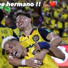 Jeremy Sarmiento (atrás), jugador del Brighton de Inglaterra, fue uno de los tantos futbolistas que le ha dado ánimo a Byron Castillo.