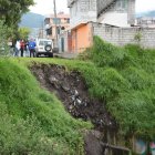 En medio del talud se pueden ver escombros y basura que botan algunos ciudadanos.