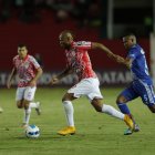 Independiente Petrolero y Emelec (azul) igualaron 1-1, en el juego de ida de la Copa Libertadores.