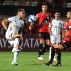 En el duelo de ida el cuadro brasileño del Goianiense (rojo) venció 4-1 a Liga de Quito.