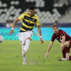 Piero Hincapié (i) se convirtió en una de las piezas clave en la defensa de la selección de Ecuador.