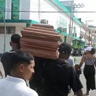 Familiares despiden a “La China” con globos blancos