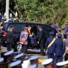El primer mandatario llegó  escoltado por un gran contingente policial y militar.