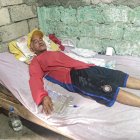 Sobre un colchón viejo, con resortes salidos, descansa don Hugo.