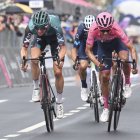 Richard Carapaz (d) tuvo una cerrada lucha con el australiano Jai Hindley en el sprint por el tercer lugar de la etapa 16 del Giro.