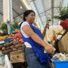 Doña Beatriz, quien labora más de 20 años en el Mercado Oeste, tiene que ofertar alternativas ante el alza del precio de las frutas