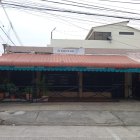 El delincuente amedrentó a los comensales con un arma de fuego.