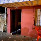 El cadáver de alias Papayita yace en la puerta de la casa.