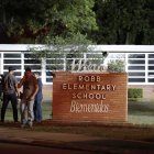 Policías e investigadores continúan trabajando en la escena del tiroteo masivo de este miércoles en la escuela de primaria Roob en Uvalde, Texas. Según el gobernador de Texas, Greg Abbott, al menos 18 niños y dos adultos han sido asesinados en el tiroteo. El autor, de 18 años de edad, fue asesinado por los oficiales. EFE/ Aaron M. Sprecher