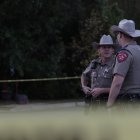 Olicías e investigadores continúan trabajando en la escena del tiroteo.