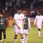Las lágrimas del zaguero Zaid Romero reflejan las frustración de los jugadores albos tras quedar eliminados de la Copa Sudamericana, otro objetivo fallido en el semestre.