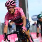 Richard Carapaz (i) ingresó en el puesto 22 la etapa 18 del Giro.