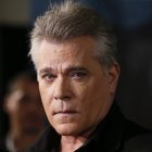 Fotografía de archivo fechada el 5 de abril de 2016 que muestra al actor estadounidense Ray Liotta mientras posa a su llegada a la presentación de la serie "Shades of Blue", en el cine Callao de Madrid (España). El actor estadounidense Ray Liotta falleció hoy a los 67 años en la capital de la República Dominicana, donde se encontraba filmado una película, confirmaron a Efe desde la Dirección General de Cine dominicana. Las primeras informaciones indican que Liotta falleció mientras dormía, si bien la fuente precisó que están a la espera del informe oficial sobre lo ocurrido. EFE/ Juanjo Martín ARCHIVO