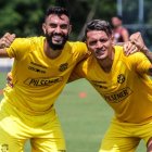 Gonzalo Mastriani (i) y Carlos Garcés son los delanteros con los que cuenta Barcelona.