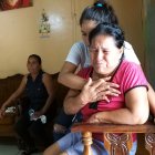 Juana de la Rosa no puede contener el llanto al recordar el percance que le quitó a su nieta.