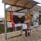 Con lazos negros en las paradas, exigieron paz.