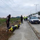 El vehículo en el que se transportaba, y el cuerpo de la víctima quedaron a un lado de la vía, sobre un terreno baldío.