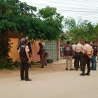 Un fuerte contingente de policías llegó al sitio del crimen para iniciar las investigaciones.