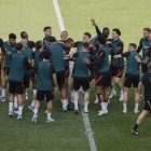 Los jugadores del Liverpool durante el entrenamiento realizado este viernes en el estadio parisino de Saint-Denis, en el que mañana disputarán la final de la Liga de Campeones ante el Real Madrid. EFE/Junajo Martín