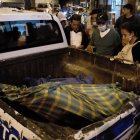 Los cuerpos fueron llevados a la morgue en el balde de una camioneta de la CTE.