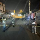 Agentes de Criminalística llegaron a hacer su trabajo luego de registrarse el tiroreo a tres hombres que conversaban en una esquina de Quevedo.