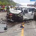 Totalmente destrozado quedaron los vehículos involucrados en el accidente, en el que murieron tres personas.