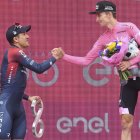 Richard Carapaz (i) felicitó al asutraliano Jai Hindley, quien ganó el Giro de Italia 2022.