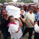 Durante el traslado, la familia pedía justicia por el hecho que cobró la vida de sus parientes.