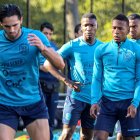 El delantero Leonardo Campana (i) es uno de los jugadores que regresó a la Tricolor para los juegos amistosos.